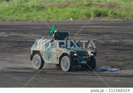 訓練展示に参加する陸上自衛隊の軽装甲機動車 訓練展示に参加する陸上自衛隊の軽装甲機動車 111568324