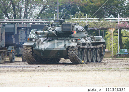 駐車中の陸上自衛隊 74式戦車 111568325