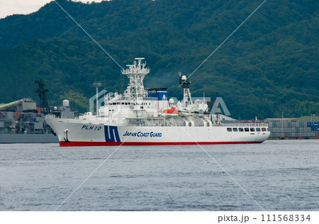 航行する海上保安庁の巡視船 111568334