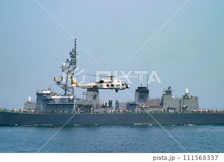 護衛艦の傍を航過する海上自衛隊のヘリコプター SH-60J 111568337