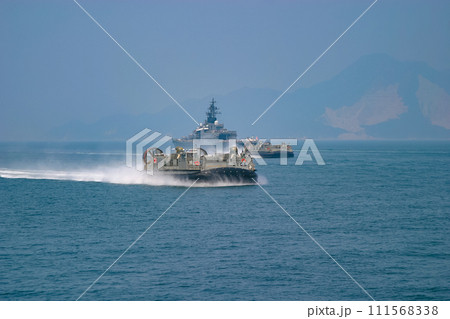 高速で航行する海上自衛隊のホバークラフト 111568338
