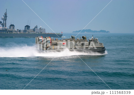 高速で航行する海上自衛隊のホバークラフト 111568339