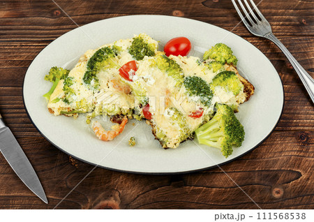 Omelet with cooked shrimp and vegetables. 111568538