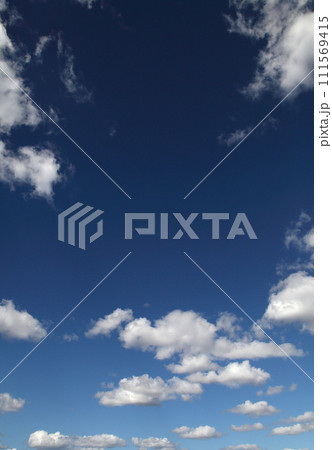 青空と白い雲 111569415