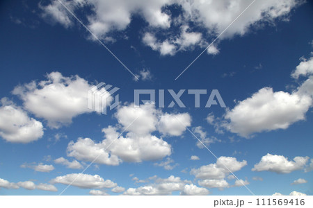 青空と白い雲 111569416
