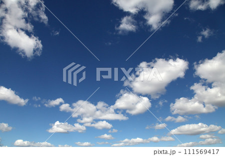 青空と白い雲 111569417