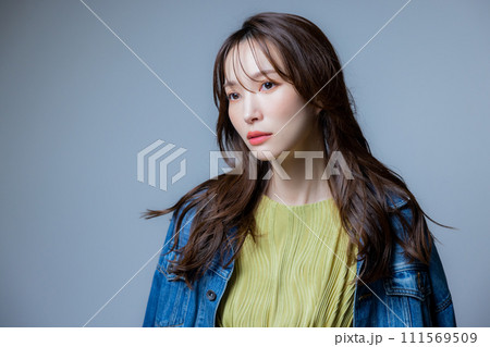 ロングヘアの女性 111569509