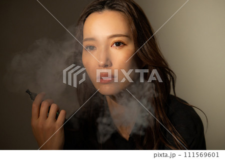タバコを吸う女性　 111569601