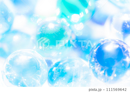 ビー玉・爽やか 背景素材 111569642