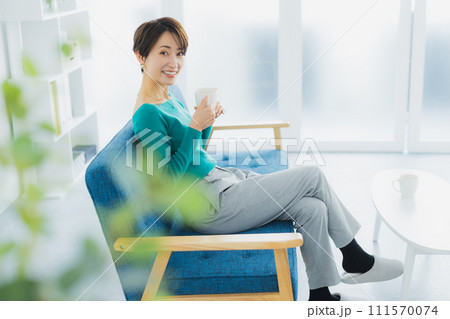 スマホを見る女性　 111570074