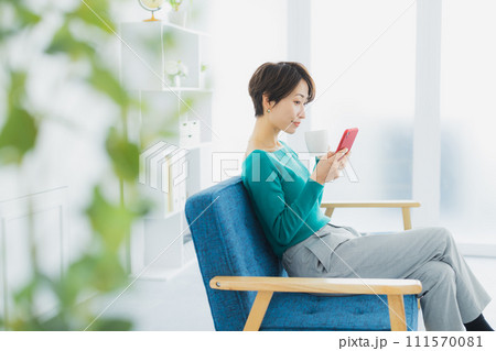 スマホを見る女性 スマホを見る女性 111570081