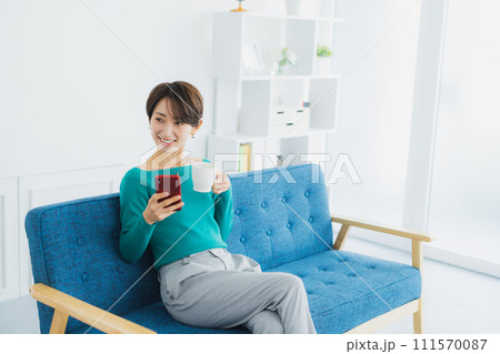 スマホを見る女性　 111570087