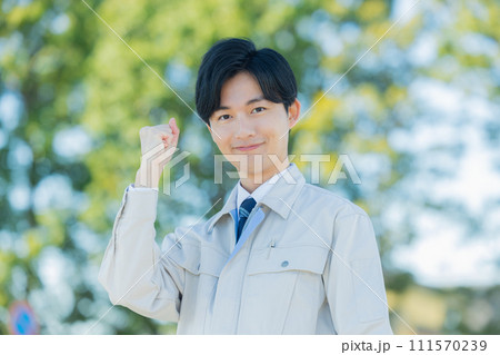 作業着を着た男性　 111570239