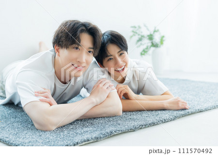 リラックスウエアを着てくつろぐカップル リラックスウエアを着てくつろぐカップル 111570492
