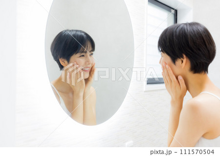 スキンケアをする若い女性 111570504