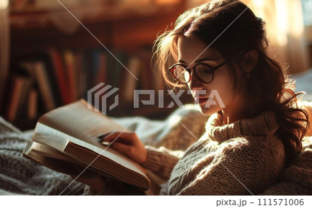 読書をする外国人女性 111571006