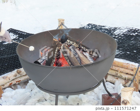 積もった雪と焚火で焼かれるマシュマロ 積もった雪と焚火で焼かれるマシュマロ 111571247
