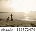 海に沈む夕日と家族 111572479