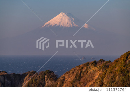 《静岡県》雲見千貫門から望む富士山・西伊豆の夕景 111572764