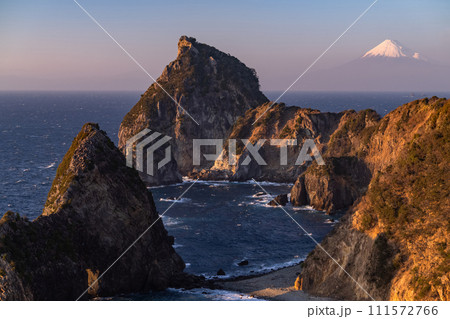 《静岡県》雲見千貫門から望む富士山・西伊豆の夕景 《静岡県》雲見千貫門から望む富士山・西伊豆の夕景 111572766