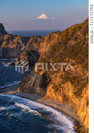 《静岡県》雲見千貫門から望む富士山・西伊豆の夕景 111572768