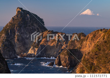 《静岡県》雲見千貫門から望む富士山・西伊豆の夕景 《静岡県》雲見千貫門から望む富士山・西伊豆の夕景 111572771