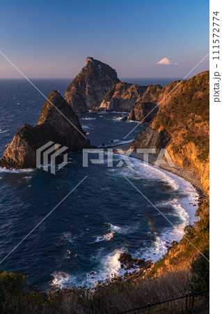 《静岡県》雲見千貫門から望む富士山・西伊豆の夕景 111572774
