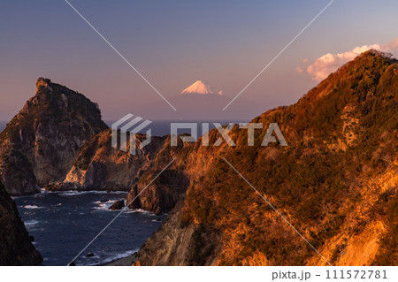 《静岡県》雲見千貫門から望む富士山・西伊豆の夕景 《静岡県》雲見千貫門から望む富士山・西伊豆の夕景 111572781