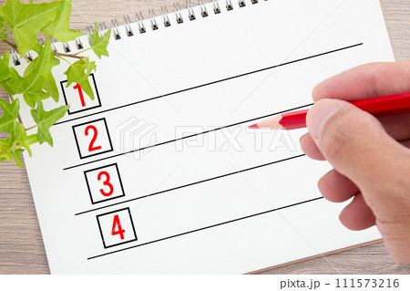 リストに書き込む人の手元 111573216