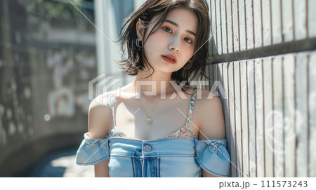 若いファッションモデルの女性 111573243