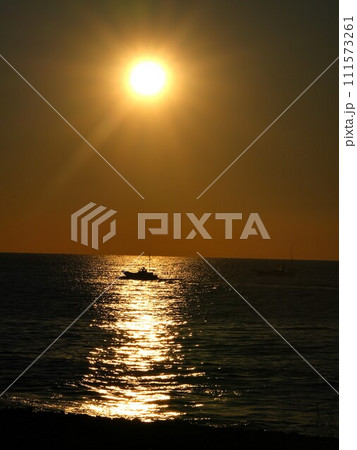 日の出と漁船 日の出と漁船 111573261