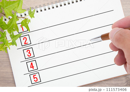 リストに書き込む人の手元 111573406