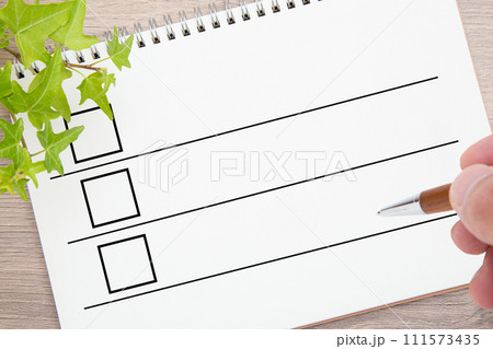 リストに書き込む人の手元 111573435