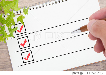 リストに書き込む人の手元 111573437