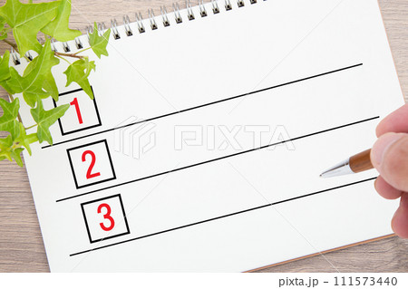 リストに書き込む人の手元 111573440