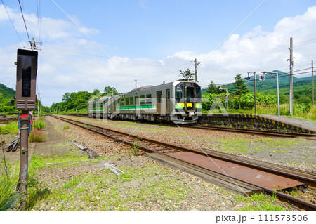 然別駅にてH100形気動車（H100-9、H100-13） 111573506