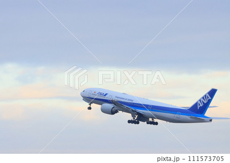 離陸、上昇する旅客機 ジェット機 離陸、上昇する旅客機 ジェット機 111573705