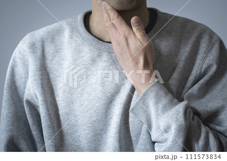 喉が気になる男性 111573834