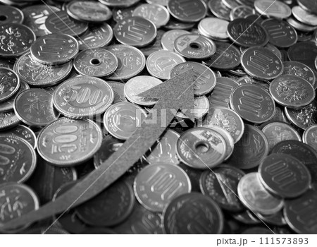 上昇矢印　記号　方向　硬貨　小銭　物価高　インフレ　支出 111573893