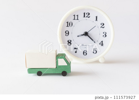 運輸業の働き方改革　トラックと時計　2024年問題 111573927