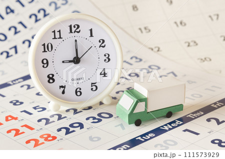 トラックとカレンダーと時計　働き方改革　2024年問題　配送　物流業界　繁忙期 111573929