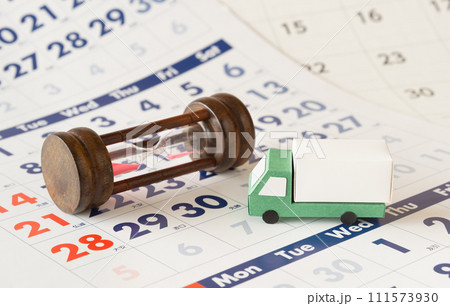 トラックとカレンダーと砂時計　働き方改革　2024年問題　配送　物流業界　繁忙期　時 111573930