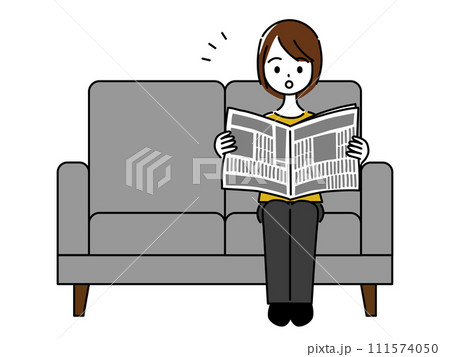 ソファで新聞を読んで驚く若い女性 111574050