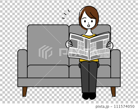 ソファで新聞を読んで驚く若い女性 111574050