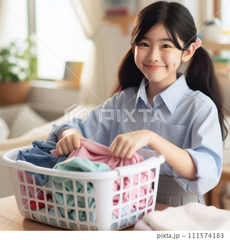 洗濯物を取り入れた小学生 111574183