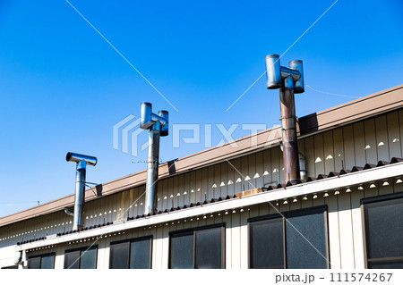 工場の煙突と青空 工場の煙突と青空 111574267