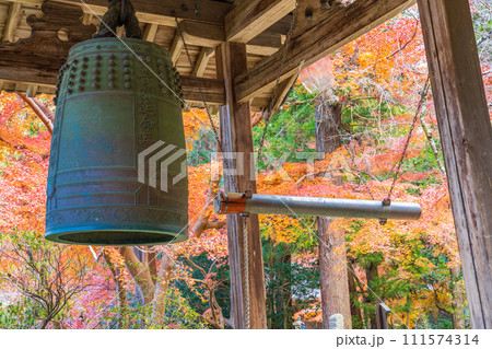奈良県天理市 紅葉の長岳寺の梵鐘 奈良県天理市 紅葉の長岳寺の梵鐘 111574314