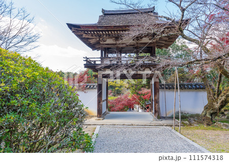 奈良県天理市 長岳寺の鐘楼門 奈良県天理市 長岳寺の鐘楼門 111574318