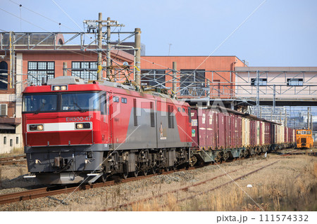 古賀駅を通過する貨物列車(JR貨物 EH500形) 古賀駅を通過する貨物列車(JR貨物 EH500形) 111574332