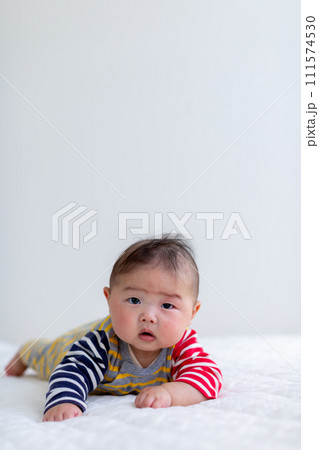 腹ばいをする生後5ヵ月のあかちゃん　男児 111574530